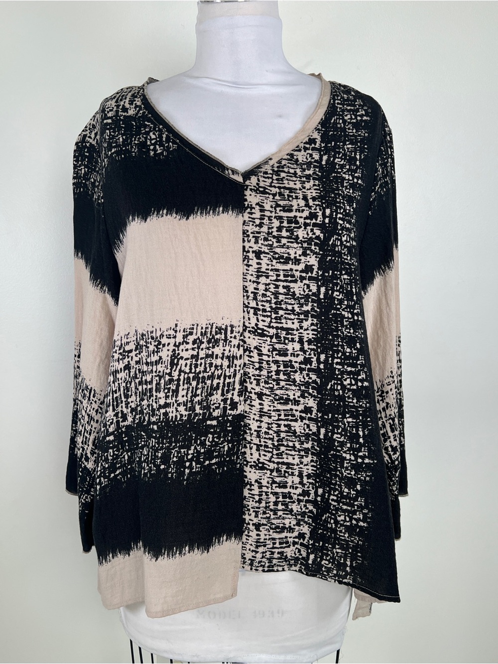 EUC! Habitat Cream and Black Top Size Small